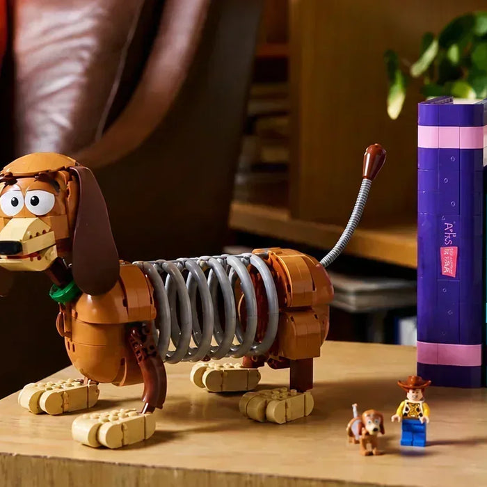 ¡Al Infinito y Más Allá! Organiza tus Libros con el Nuevo Sujetalibros de Slinky de LEGO®