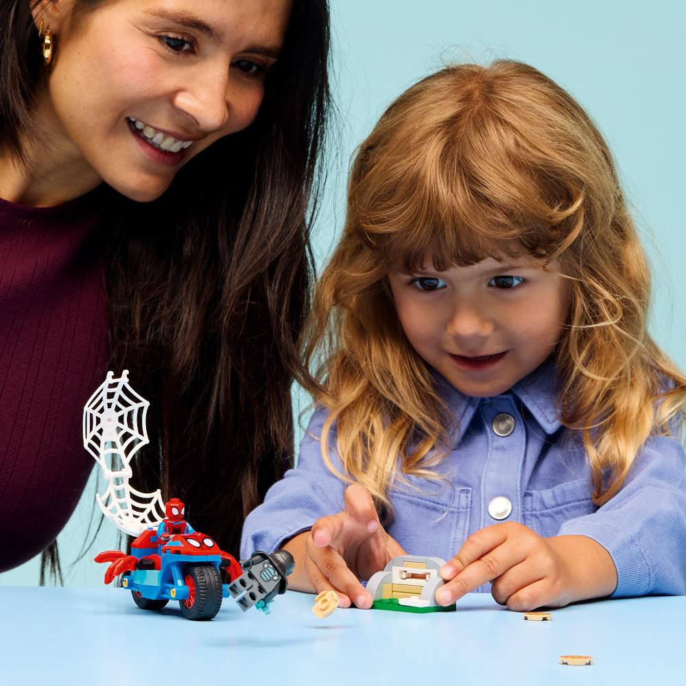 SPIDEY EN SU MOTO VS. RHINO