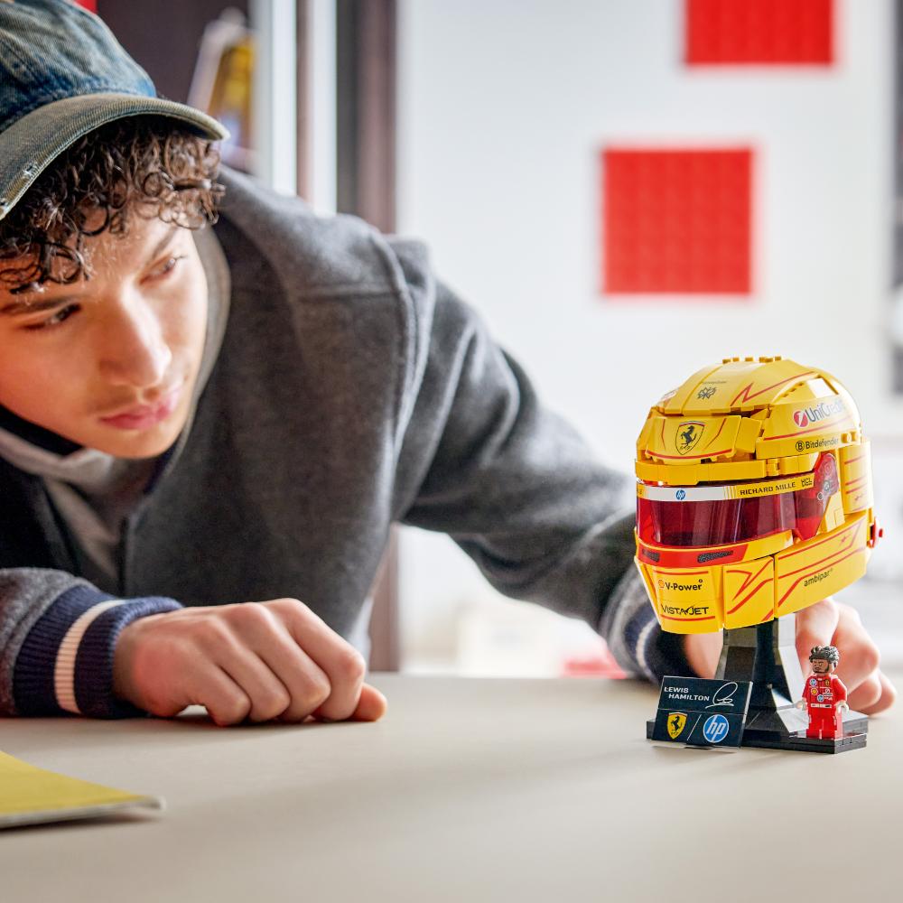 LEGO®Editions: Scuderia Ferrari Hp: Casco De Lewis Hamilton (43022)_010