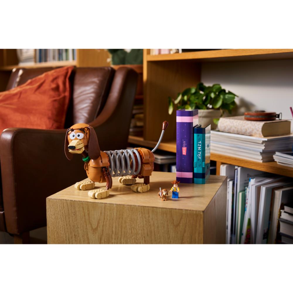 LEGO®Disney Classic: Toy Story: Sujetalibros De Slinky (43301)_015