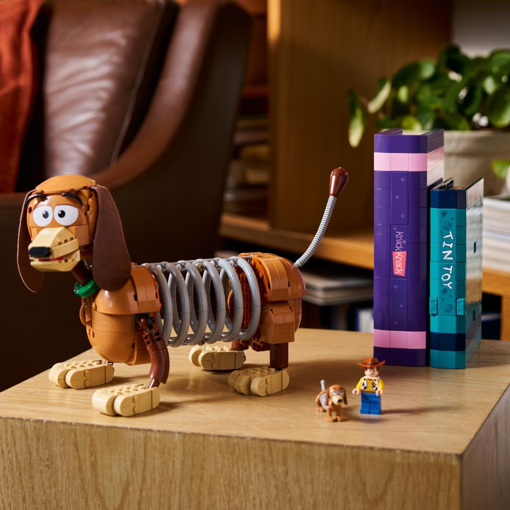 LEGO®Disney Classic: Toy Story: Sujetalibros De Slinky (43301)_009