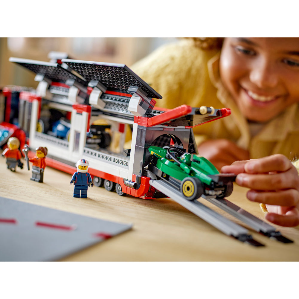 LEGO® City: Camión De F1® Con Coches De F1® Rb20 Y Amr24 (60445)_012