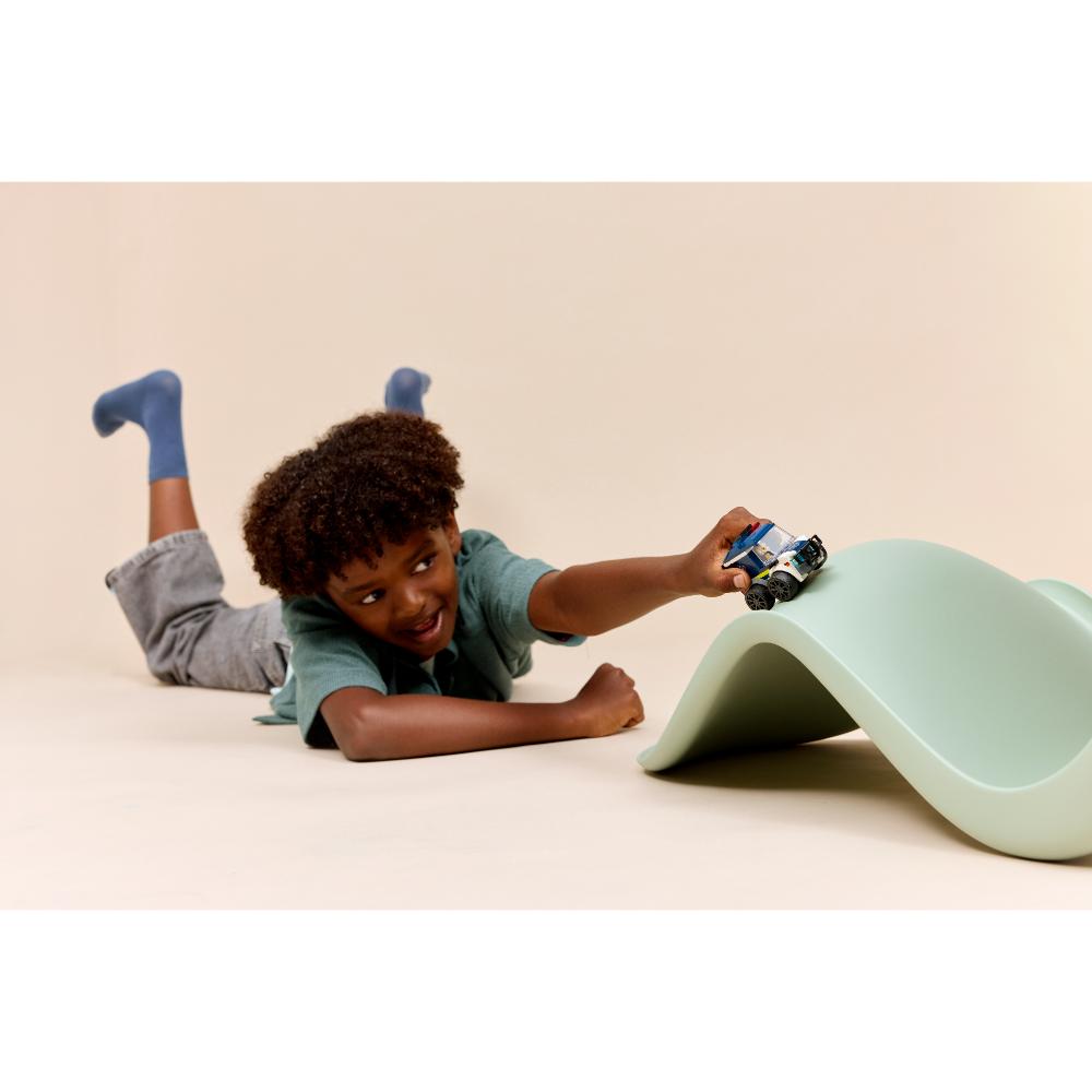 VEHÍCULOS: CAMIONETA DE POLICÍA