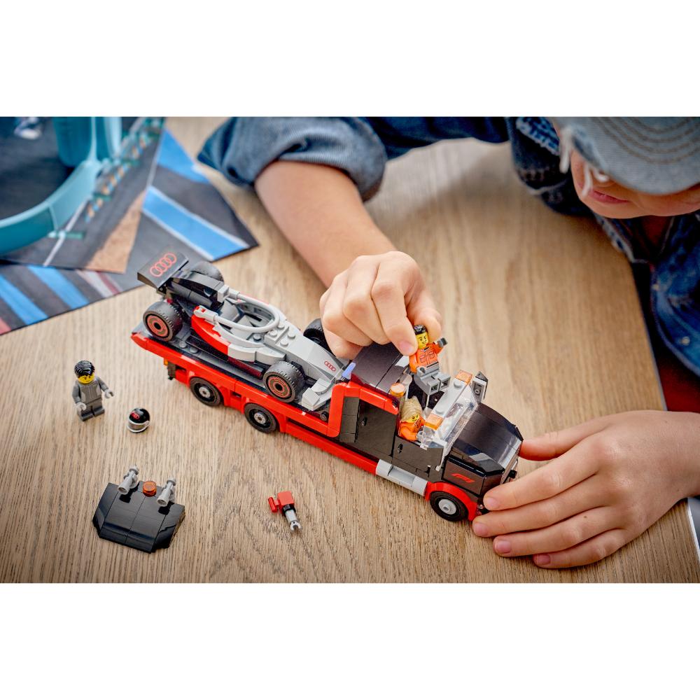 LEGO®City: Camión De Exposición De F1® Con Coche De Carreras Audi F1® (60493)_010