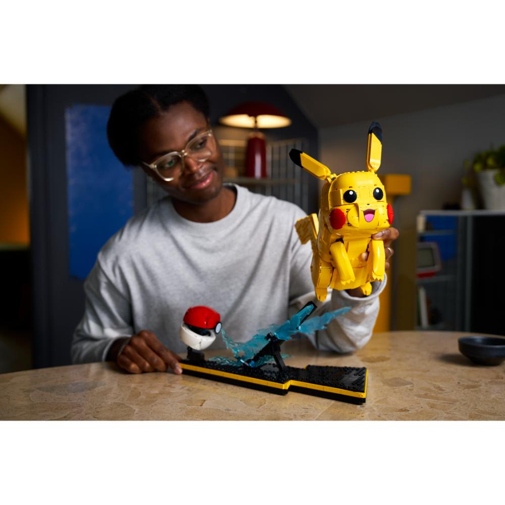 PIKACHU Y POKÉ BALL