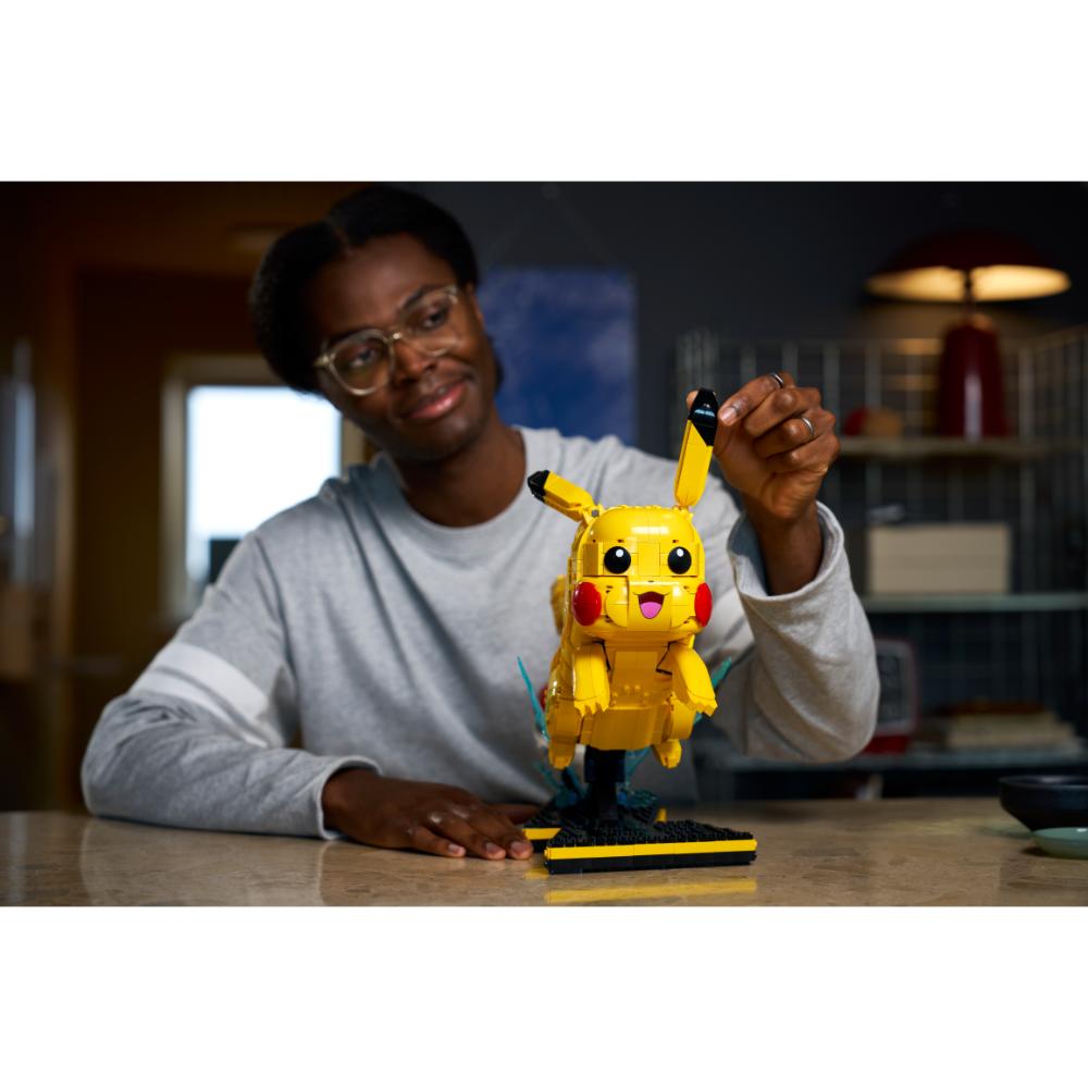 PIKACHU Y POKÉ BALL