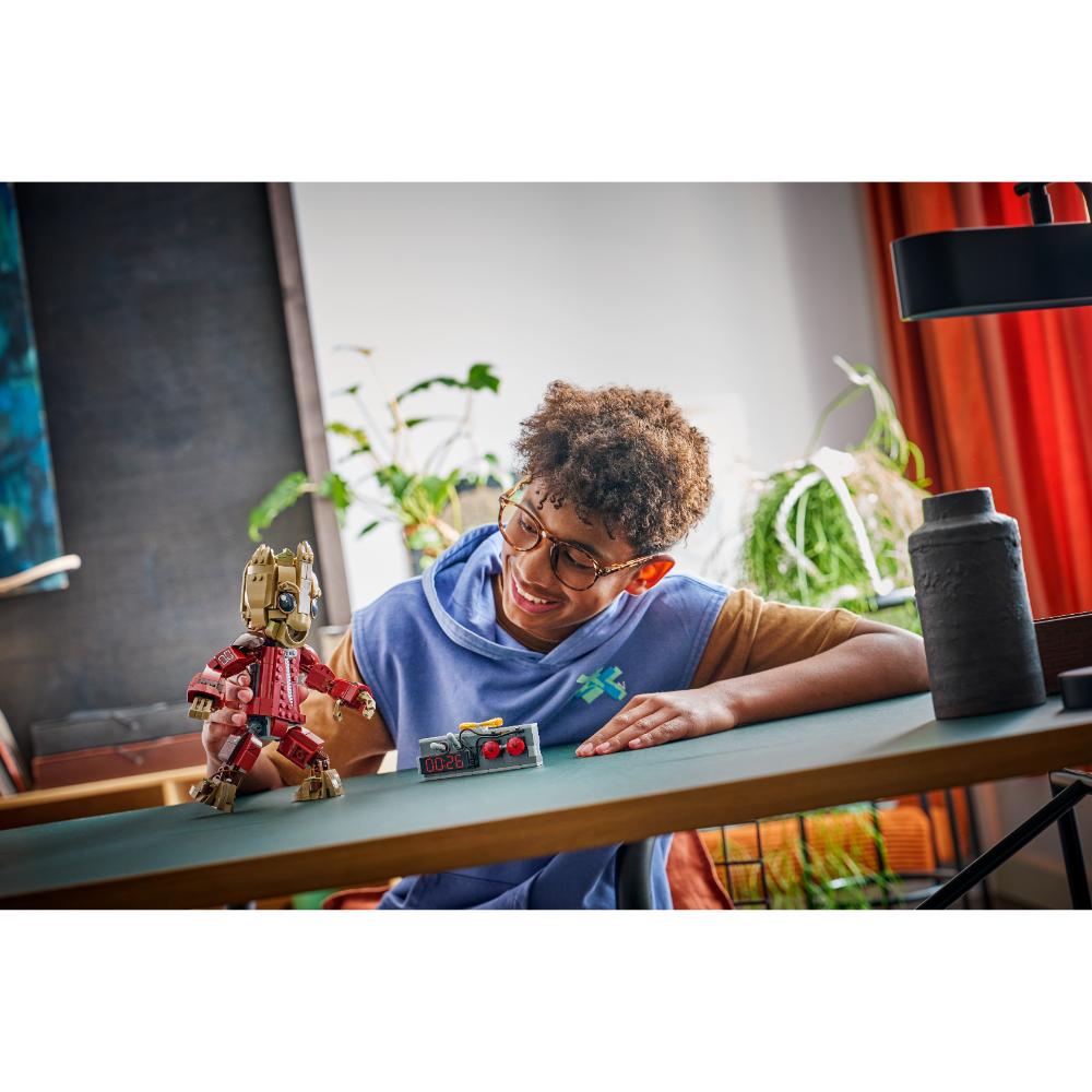 GROOT CON TRAJE DE SAQUEADOR