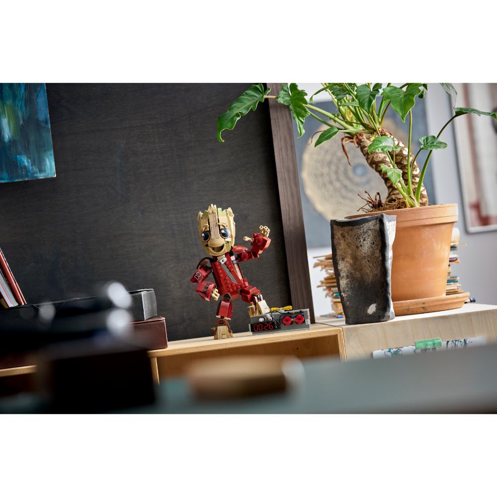 GROOT CON TRAJE DE SAQUEADOR