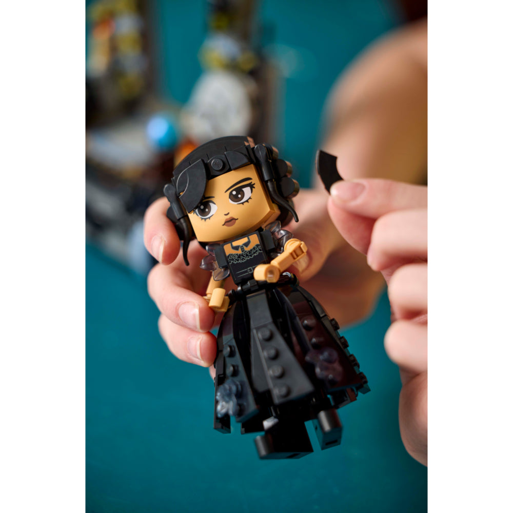 LEGO® Wednesday: Figura De Merlina Addams (76780)_0014