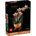 Set LEGO® Botanical Miniorquídea 10343 con cinco flores color durazno en maceta terracota, una elegante pieza decorativa inspirada en la naturaleza.