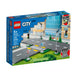 Set LEGO City Bases de Carretera 60304 con calles, semáforos, señales, paso de peatones, farolas, árboles y vegetación para crear una ciudad.
