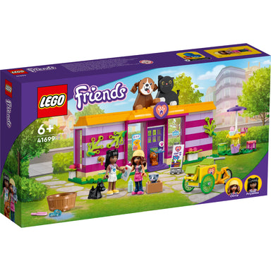 Ayuda a Priyanka y Olivia a cuidar y dar un hogar a las mascotas en el LEGO® Friends Pet Adoption Café (41699). Construye la cafetería, la zona de recepción y el área al aire libre, usa el triciclo de rescate para buscar animales y juega con un perro, un cachorro y un gatito. Con detalles auténticos y muchas formas de jugar, es perfecto para niños amantes de los animales a partir de 6 años.