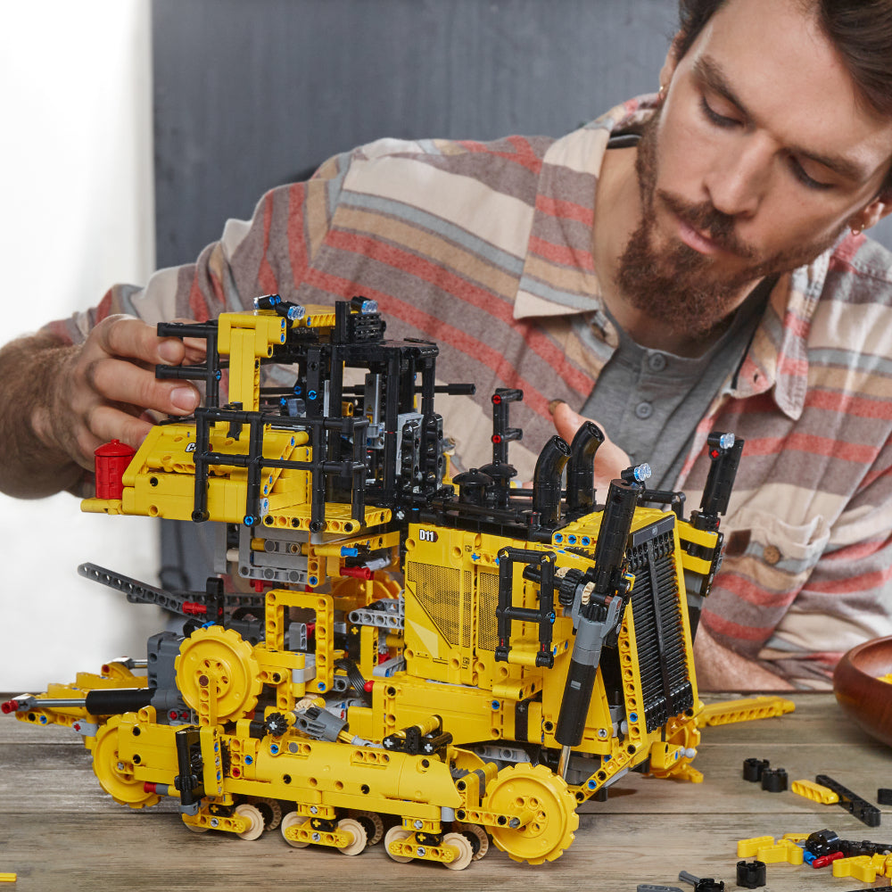 LEGO® Technic™ Bulldozer Cat® D11T (42131)